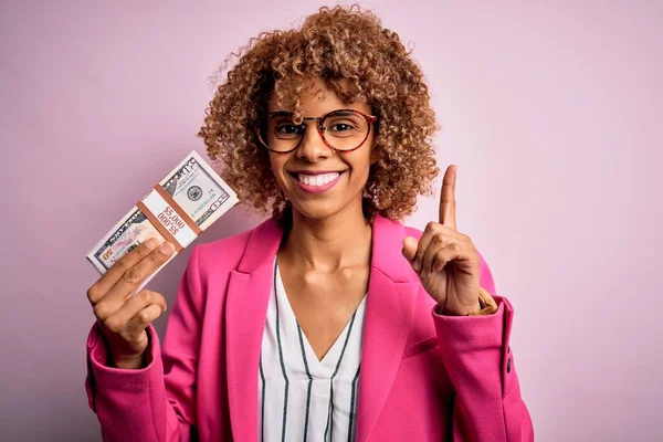 Joven Mujer Rizada Afroamericana Sosteniendo Manojo Billetes Dólares Sobre Fondo —  Fotos de Stock