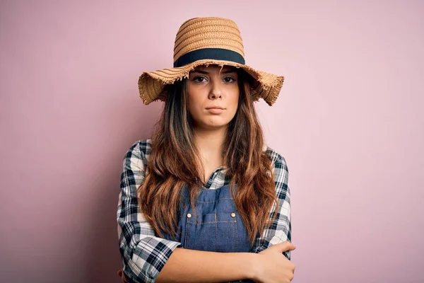 Young Beautiful Brunette Farmer Woman Wearing Apron Hat Pink Background — Stock Photo, Image