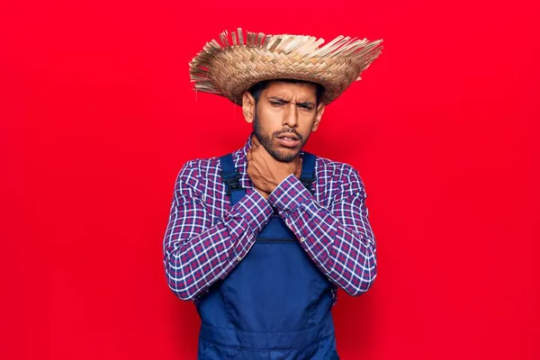 Çiftçi Şapkası Önlüğü Takan Genç Latin Adam Bağırıyor Boğuluyor Çünkü — Stok fotoğraf