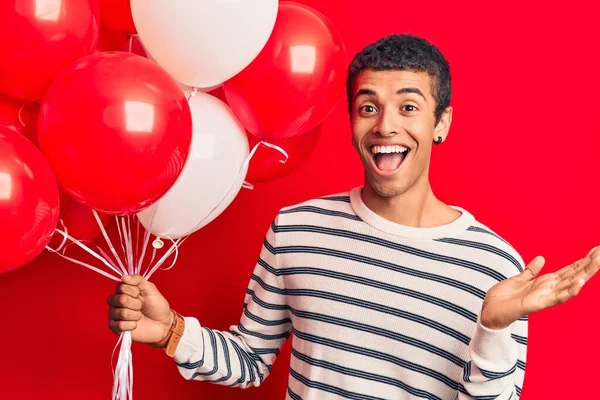 Jovem Africano Homem Amerciense Segurando Balões Celebrando Realização Com Sorriso — Fotografia de Stock