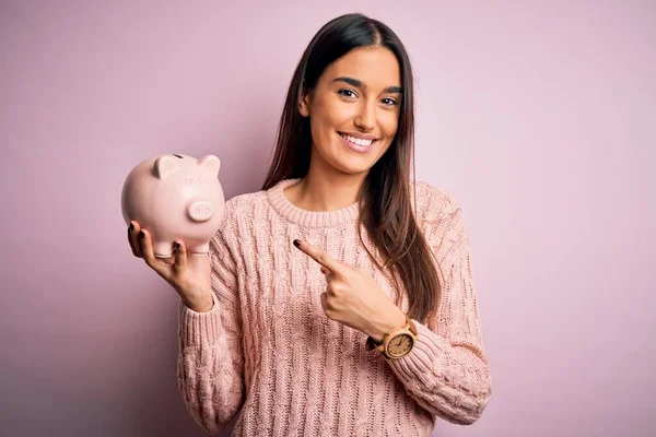 Ung Vacker Brunett Kvinna Håller Spargris Spara Pengar För Pensionering — Stockfoto