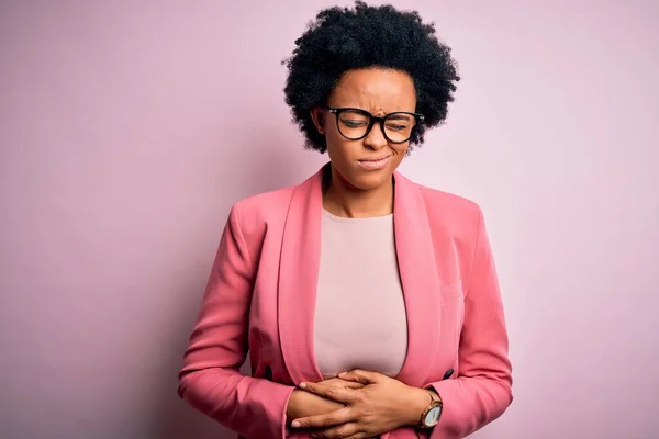 Ung Vacker Afroamerikansk Afro Affärskvinna Med Lockigt Hår Bär Rosa — Stockfoto