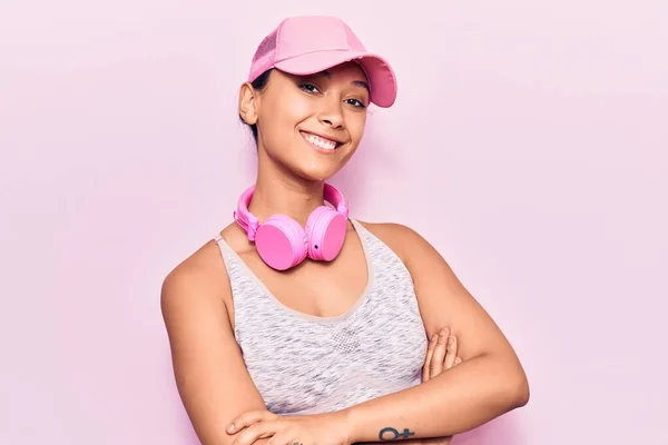 Mulher Jovem Ouvindo Música Usando Fones Ouvido Rosto Feliz Sorrindo — Fotografia de Stock