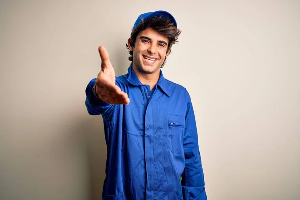 Joven Mecánico Vestido Con Gorra Azul Uniforme Pie Sobre Fondo —  Fotos de Stock