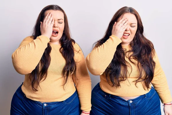 Jóvenes Gemelos Talla Grande Con Ropa Casual Bostezando Cansados Cubriendo — Foto de Stock