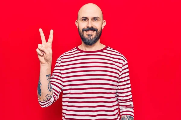 Homem Bonito Jovem Vestindo Roupas Casuais Sorrindo Com Rosto Feliz — Fotografia de Stock