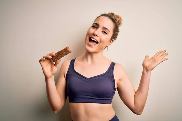 Ung Vacker Blond Idrottskvinna Bär Sportkläder Med Energiska Protein Bar — Stockfoto