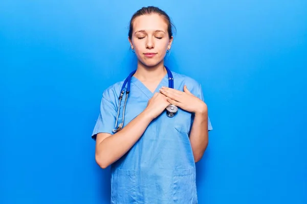 Mujer Rubia Joven Vistiendo Uniforme Médico Estetoscopio Sonriendo Con Las —  Fotos de Stock