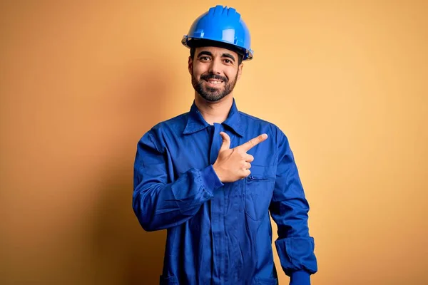 Mekaniker Man Med Skägg Bär Blå Uniform Och Säkerhet Hjälm — Stockfoto