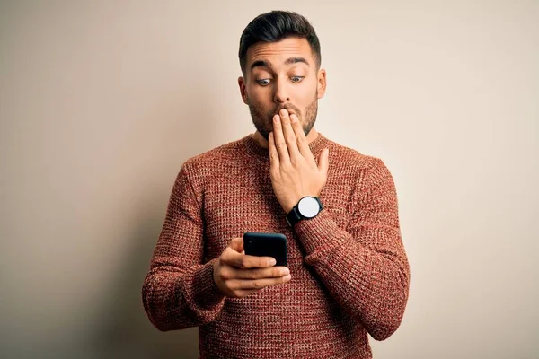 Joven Hombre Guapo Teniendo Conversación Usando Teléfono Inteligente Sobre Fondo —  Fotos de Stock