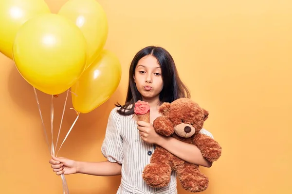Schattig Latijns Meisje Met Ballonnen Teddybeer Het Eten Van Ijs — Stockfoto