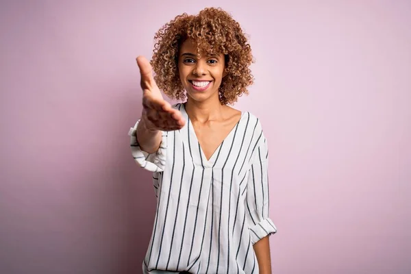 Vacker Afrikansk Amerikansk Kvinna Med Lockigt Hår Bär Randig Shirt — Stockfoto