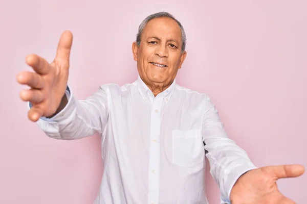 Homem Cabelos Grisalhos Bonito Sênior Vestindo Camisa Elegante Sobre Fundo — Fotografia de Stock