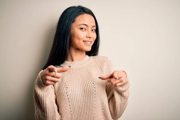 Jonge Mooie Chinese Vrouw Draagt Casual Trui Geïsoleerde Witte Achtergrond — Stockfoto