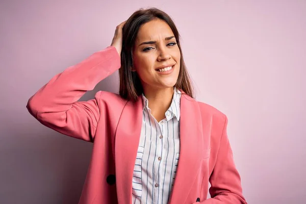 Junge Schöne Brünette Frau Jacke Die Über Isoliertem Rosa Hintergrund — Stockfoto