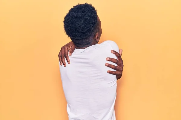 Jeune Homme Afro Américain Portant Des Vêtements Décontractés Embrassant Heureux — Photo