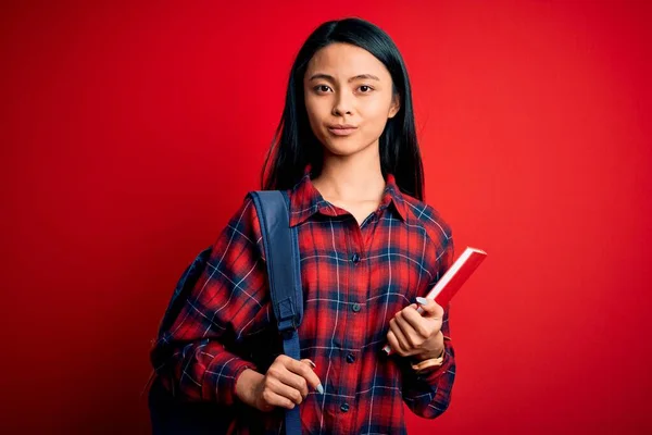 Giovane Bella Studentessa Cinese Possesso Libro Piedi Sopra Isolato Sfondo — Foto Stock