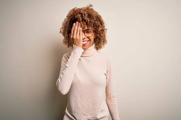 Jeune Femme Afro Américaine Portant Pull Col Roulé Des Lunettes — Photo