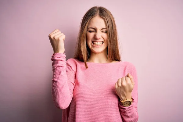 Jonge Mooie Roodharige Vrouw Draagt Casual Trui Geïsoleerde Roze Achtergrond — Stockfoto