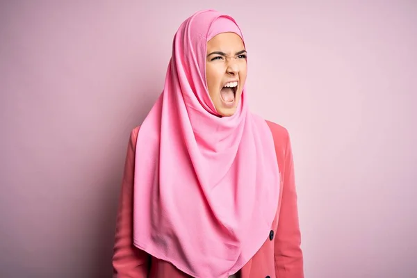 Молодая Красивая Девушка Мусульманском Хиджабе Стоящая Изолированном Розовом Фоне Злая — стоковое фото