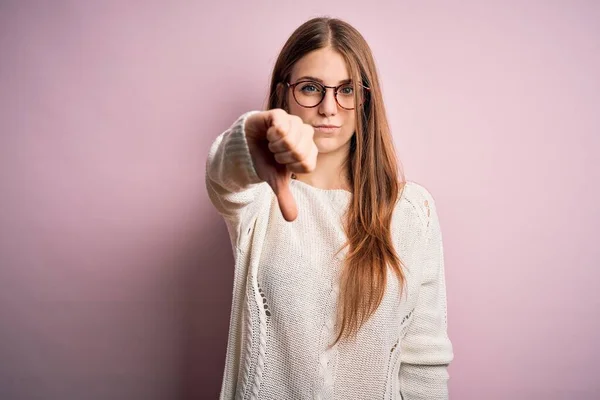 Młoda Piękna Ruda Kobieta Ubrana Luźny Sweter Okulary Różowym Tle — Zdjęcie stockowe