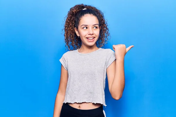 Menina Bonita Criança Com Cabelo Encaracolado Vestindo Roupas Casuais Apontando — Fotografia de Stock