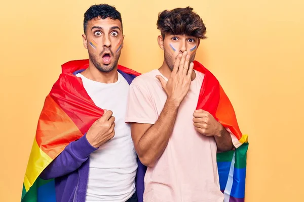 Jovem Gay Casal Vestindo Arco Íris Lgbtq Bandeira Cobrindo Boca — Fotografia de Stock