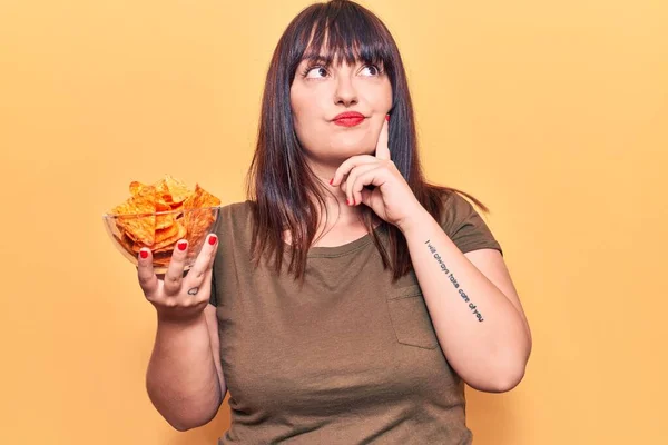 Junge Size Frau Mit Nachos Kartoffelchips Ernsten Gesicht Über Frage — Stockfoto