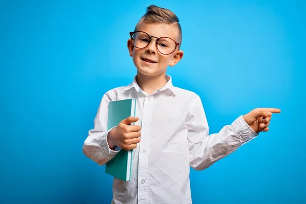 Mladý Malý Běloch Student Kluk Nosí Chytré Brýle Drží Knihu — Stock fotografie