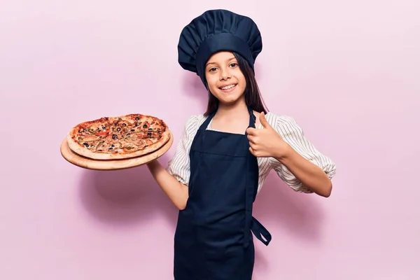 Красива Дівчина Кухонній Формі Тримає Італійську Піцу Усміхненою Щасливою Позитивною — стокове фото