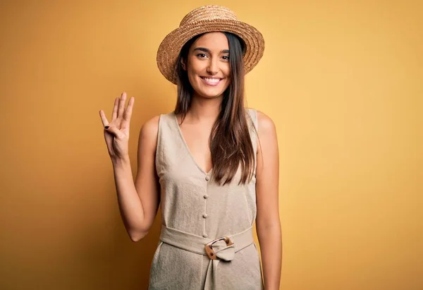Junge Schöne Brünette Frau Urlaub Trägt Lässiges Kleid Und Hut — Stockfoto