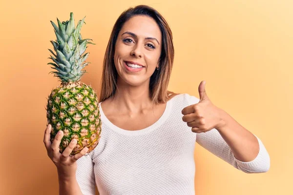 Ung Vacker Kvinna Håller Ananas Leende Glad Och Positiv Tummen — Stockfoto