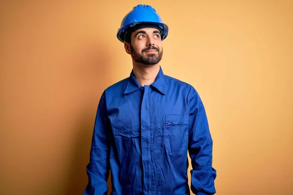 Uomo Meccanico Con Barba Con Uniforme Blu Casco Sicurezza Sfondo — Foto Stock