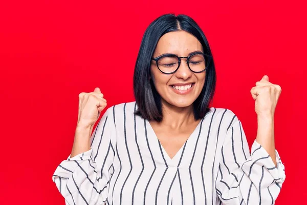 Jonge Mooie Latijnse Vrouw Draagt Casual Kleding Vieren Verrast Verbaasd — Stockfoto