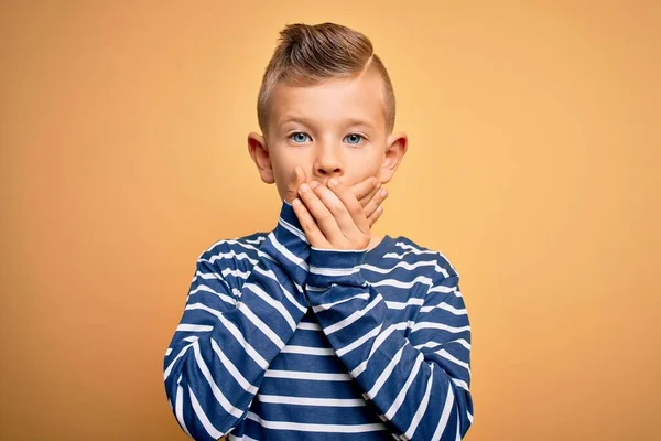 Jonge Kleine Blanke Jongen Met Blauwe Ogen Draagt Nautisch Gestreept — Stockfoto