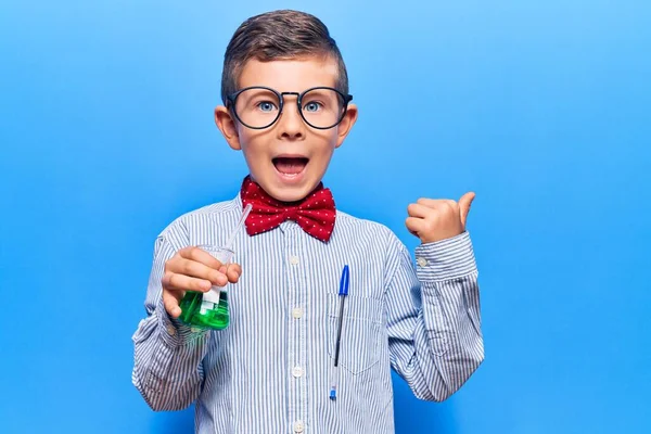 Lindo Niño Rubio Con Corbata Lazo Científico Gafas Sosteniendo Tubo —  Fotos de Stock
