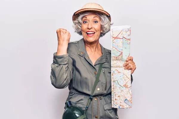 Senior Mujer Pelo Gris Que Lleva Sombrero Explorador Sosteniendo Mapa —  Fotos de Stock