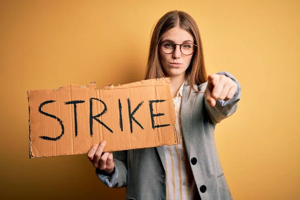 Jonge Mooie Roodharige Vrouw Met Spandoek Met Slagbericht Gele Achtergrond — Stockfoto