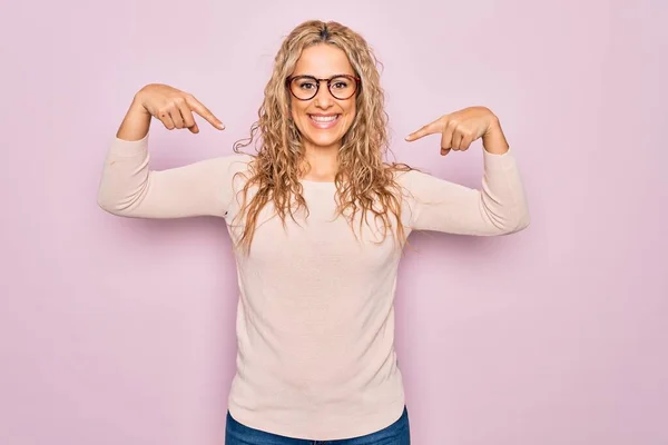 Joven Hermosa Mujer Rubia Con Suéter Casual Gafas Sobre Fondo — Foto de Stock