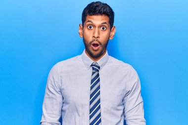 İş kıyafetleri giyen genç latin adam şaşırmak için ağzı açık kalmış, korkmuş ve hayrete düşmüştü. 