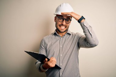 Mimar müfettiş, miğfer takıyor ve pano kullanıyor. Elleri başının üstünde, utanç ve şaşkınlık dolu, sinirli ve hayal kırıklığına uğramış bir halde. Hata için korku ve üzüntü.