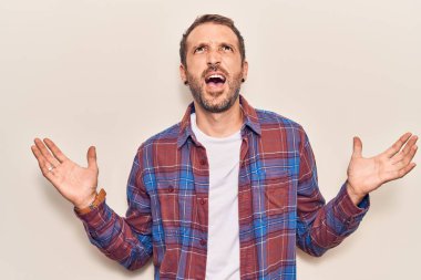 Genç, yakışıklı, sıradan kıyafetler giyen çılgın ve deli gibi bağıran agresif bir ifade ve kollarla bağıran bir adam. hüsran kavramı. 