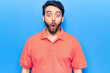 Gündelik giysiler giyen genç İspanyol adam şaşırmak için ağzı açık kalmış, korkmuş ve hayrete düşmüş, inançsız yüz. 