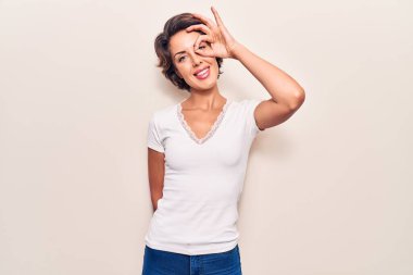 Genç ve güzel bir kadın günlük kıyafetler giyiyor. El hareketleriyle gülümsüyor, gözleriyle mutlu yüzlere bakıyor.. 