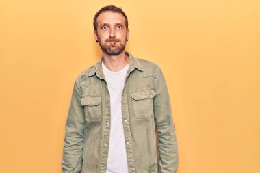 Sıradan kıyafetler giyen, komik yüzlü, yanak şişiren genç yakışıklı bir adam. Havayla şişmiş ağız, çılgın bir ifade.. 