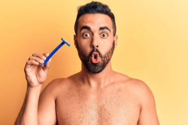 Genç, İspanyol asıllı, elinde jiletle dikilen, ağzı açık, korkmuş ve şaşırmış bir adam. Şaşırtıcı, inançsız bir yüz. 