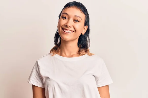 Jonge Vrouw Draagt Casual Kleding Met Een Vrolijke Koele Glimlach — Stockfoto