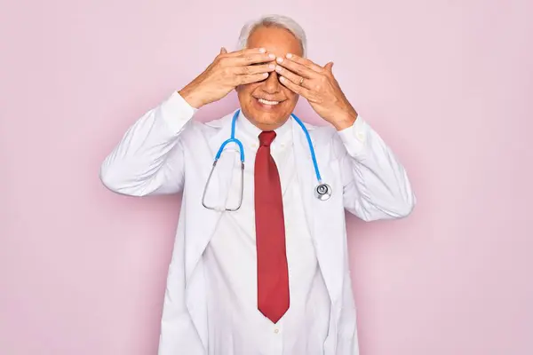 Orta Yaşlı Kır Saçlı Steteskop Takan Yaşlı Bir Doktor Gözleri — Stok fotoğraf