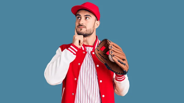 Jovem Bonito Homem Segurando Luvas Beisebol Sério Rosto Pensando Sobre — Fotografia de Stock