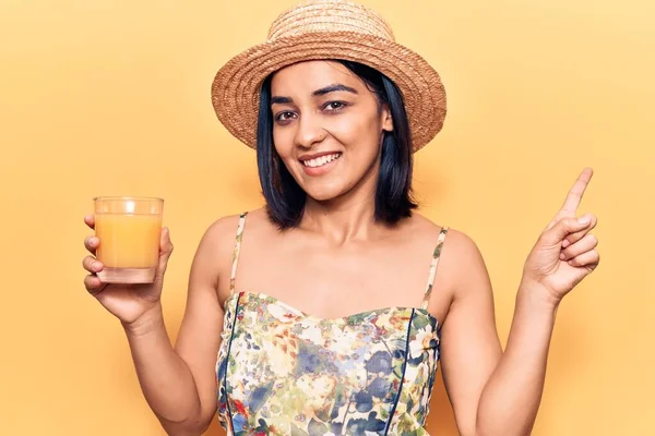 Joven Mujer Latina Hermosa Usando Sombrero Verano Bebiendo Vidrio Jugo —  Fotos de Stock